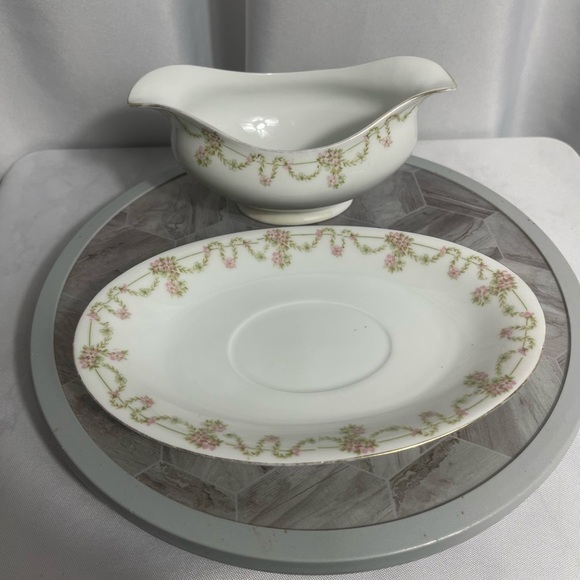 Bavaria Elegant White Delicate Pink Floral Green Garland Gravy Boat with Saucer - Picture 3 of 11